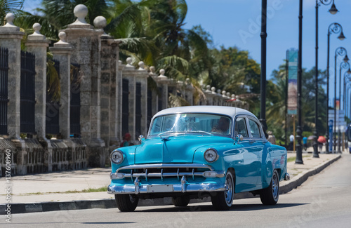 Blauer Oldtimer fährt auf der berühmten Promenade Malecon in Havanna Kuba - Serie Kuba Reportage