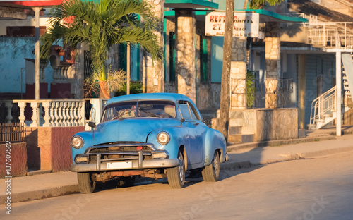 Blauer amerikanischer Oldtimer parkt in der Morgensonne in Santa Clara - Serie Kuba Reportage