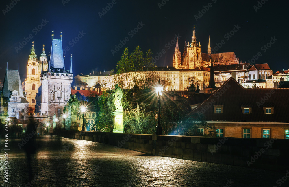 Fototapeta premium Charles Bridge with statues and Prague Castle at night. Beautiful urban lighting. , Czech Republic