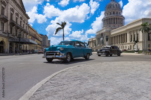 Blauer und schwarzer amerikanischer Oldtimer auf der Hauptstraße in Havanna Kuba vor dem Capitolio - Serie Kuba Reportage © mabofoto@icloud.com