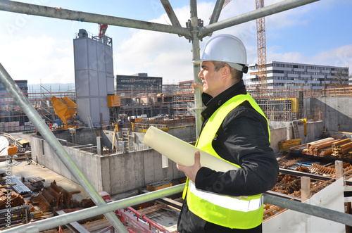 Bauleiter auf der Baustelle