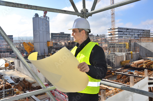 Bauleiter auf der Baustelle