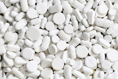 A lot of white medicine pills