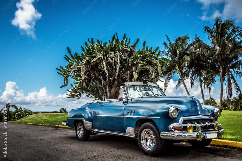 HDR - Blauer amerikanische Cabriolet Oldtimer parkt am Golfplatz von Varadero Kuba - Serie Kuba Reportage