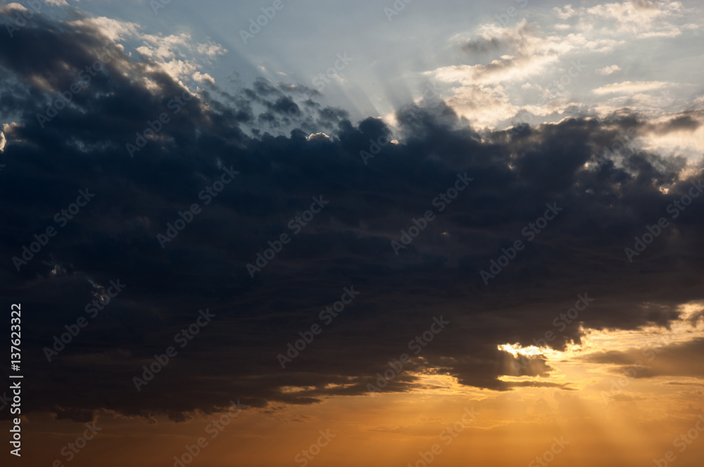 Obraz premium Cloudscape with the sun rays radiating from behind the cloud