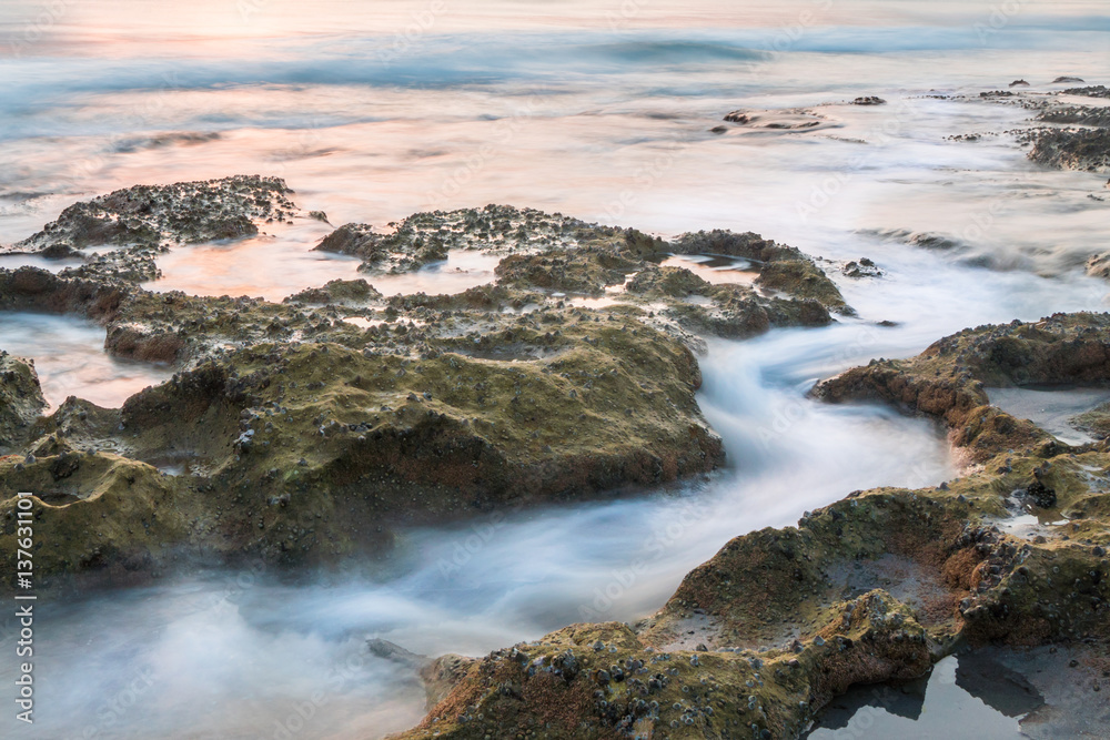 Fototapeta premium Beach Rocks with Water Flowing
