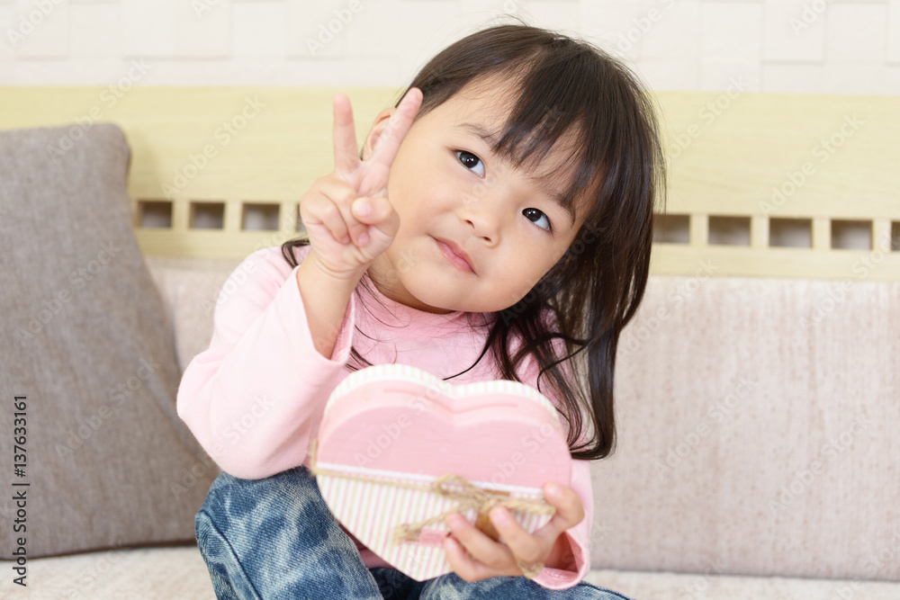 プレゼントを持つ笑顔の女の子 プレゼントを持つ笑顔の女の子