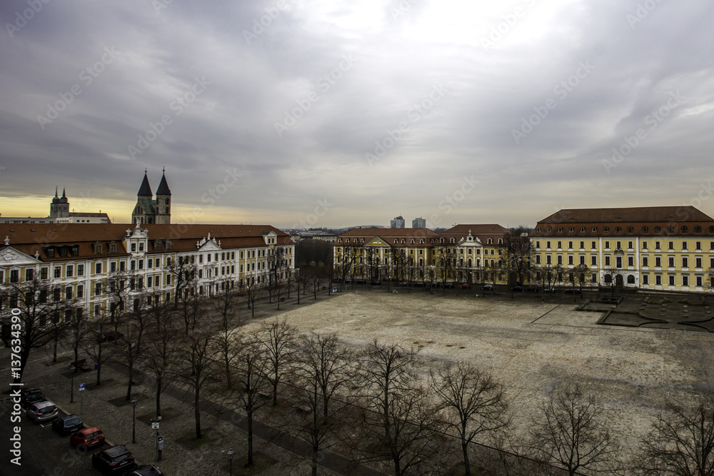 Domplatz in Magdeburg an einem bewölkten Tag