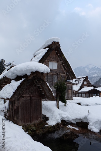 雪の古民家