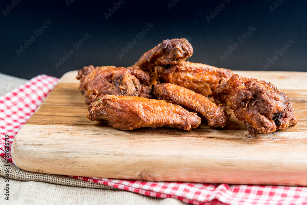 fried chicken wings with sauce