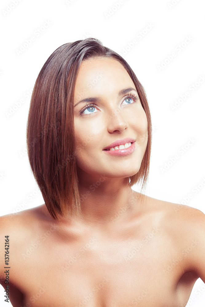 Portrait d'une jeune femme souriante le regard en haut Portrait d'une jeune femme souriante le regard en haut