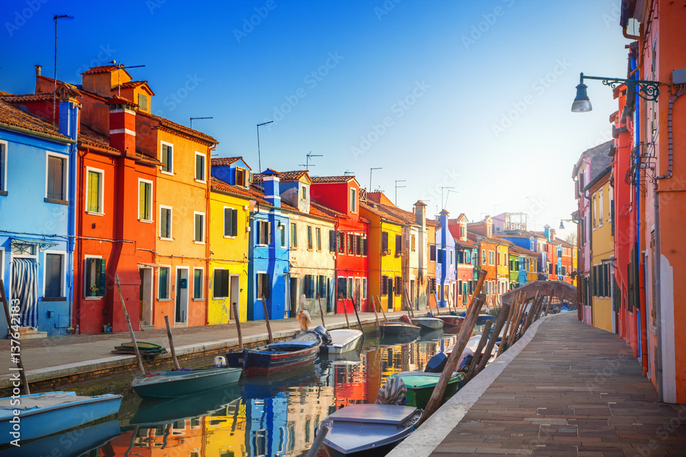 Naklejka premium Kolorowe domy w Burano, Wenecja, Włochy
