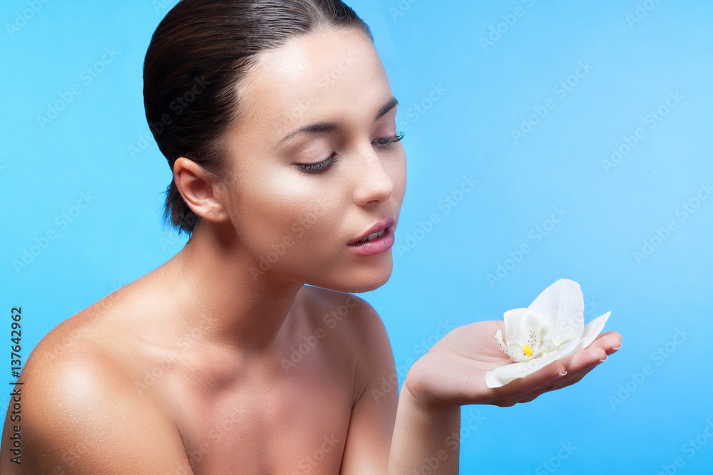 Portrait d'une jeune femme tenant une fleur dans la main Portrait d'une jeune femme tenant une fleur dans la main