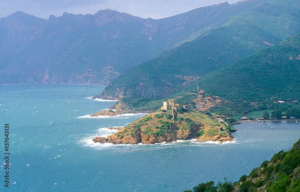 Blick vom Wanderweg mare e monti: Bucht von Girolata, Halbinsel La Scandola, Dorf Girolata mit Hafen, Mittelmeer, UNESCO Weltnaturerbe, Corse-du-Sud, Korsika, Frankreich, Europa