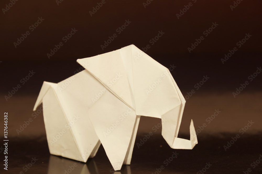 Naklejka premium Paper origami elephant isolated on a colorful background