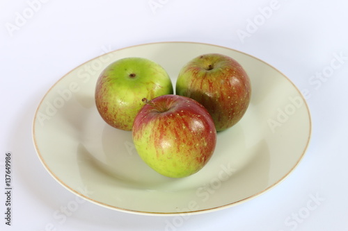  apples on the plate