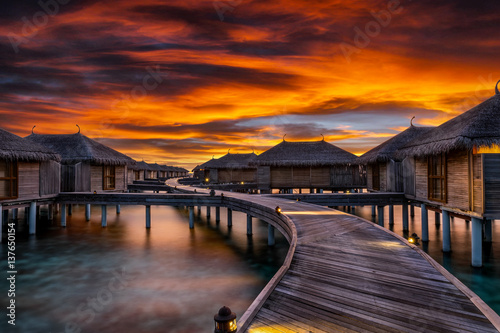 Dramatisch roter Sonnenuntergang auf den Malediven