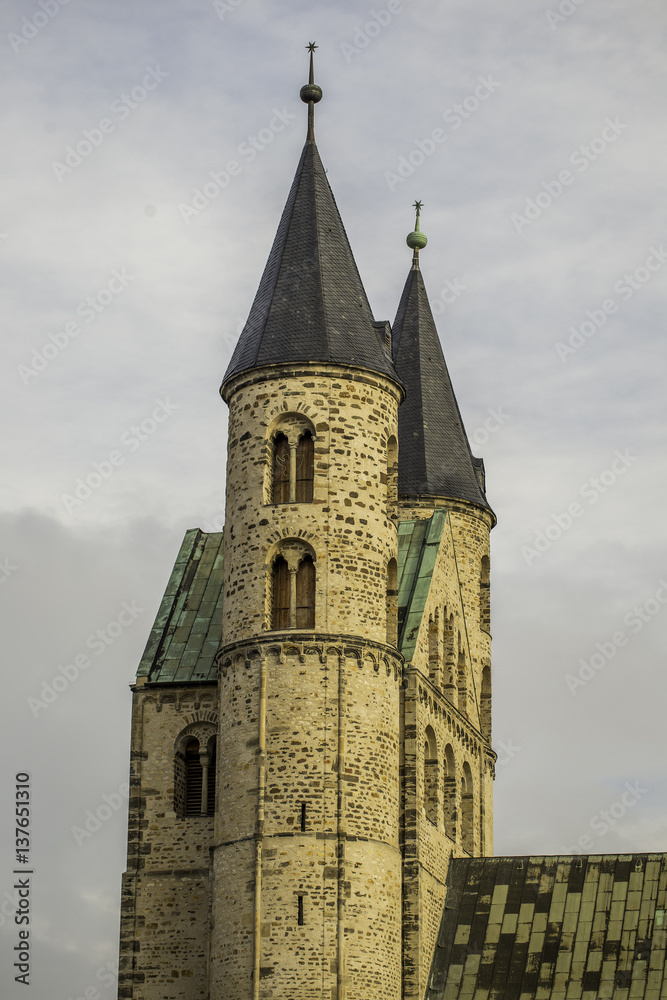 Klosterkirche in Magdeburg an einem bewölkten Wintertag