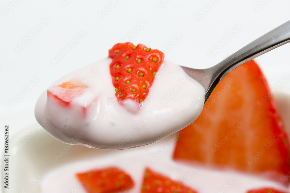 Cucharada de yogurt con fresas