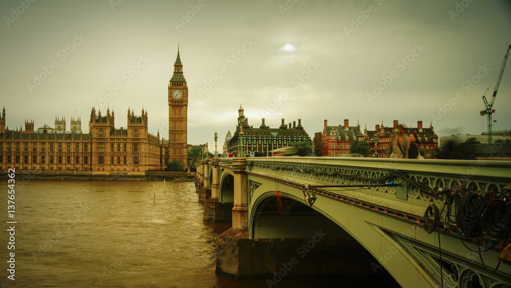 Fototapeta premium LONDON, UK - APRIL: Traffic and pedestrians on Westminster Bridge near Big Ben and Parliament