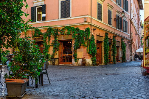 Fototapeta Naklejka Na Ścianę i Meble -  Cozy old street in Trastevere in Rome, Italy