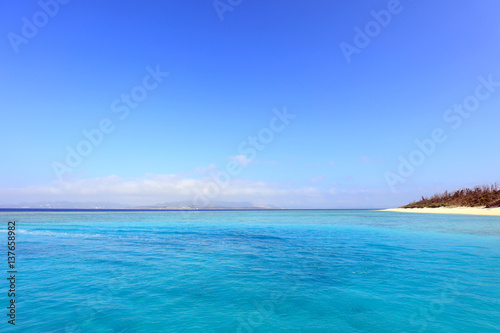 Fototapeta Naklejka Na Ścianę i Meble -  美しい沖縄のビーチと夏空
