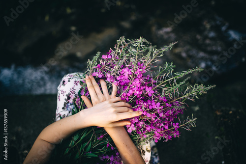 Fototapeta Naklejka Na Ścianę i Meble -  flowers in hands