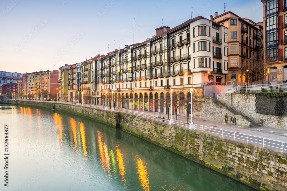 Naklejka premium odbicia na zabytkowych fasadach Bilbao w Hiszpanii