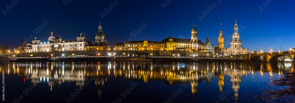 Dresden an der Elbe zur blauen Stunde Dresden an der Elbe zur blauen Stunde