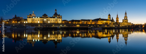Dresden an der Elbe zur blauen Stunde