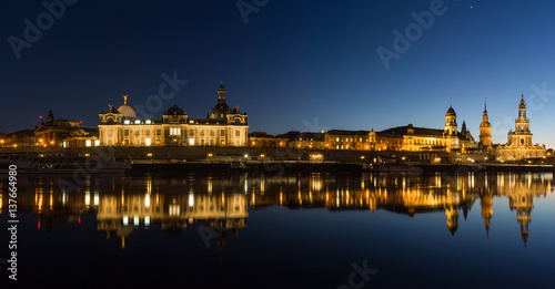 Dresden an der Elbe zur blauen Stunde © Casus
