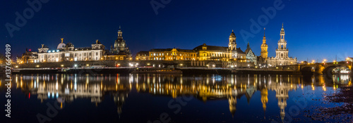 Dresden an der Elbe zur blauen Stunde © Casus