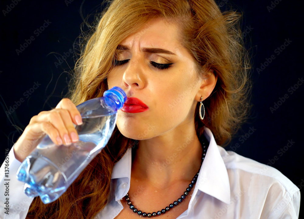 Foto Stock Sensitive teeth woman drinking cold water from bottle