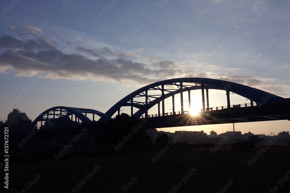 橋にかかる朝日_574