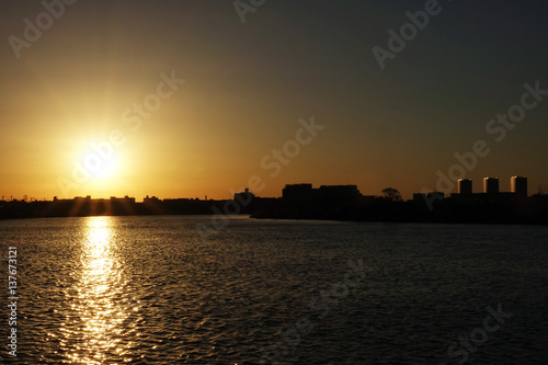 川面に登る太陽と高層マンション_560 © nao2015