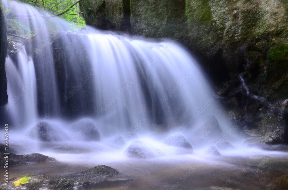 Obraz premium Wasserfall in der Ysperklamm mit Blatt im Herbst