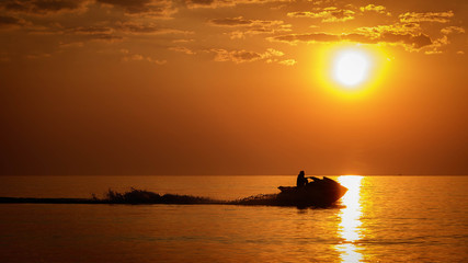 Acrylglasbilder Wasser Motorsport Jetski-Silhouette vor Meereshorizont  © janjutamas