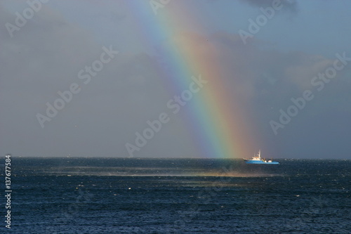 Fischerboot unter Regenbogen