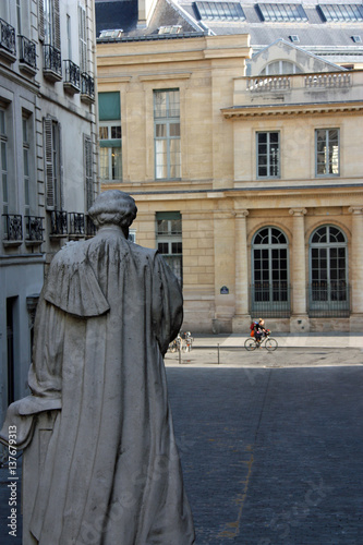 Statue d'Alfred Vulpian face à l'université René-Descartes à Paris