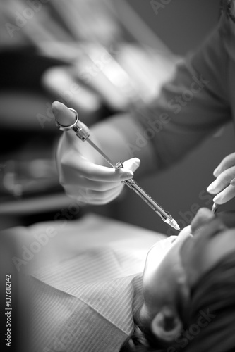 Manipulation of a dentist in the treatment of a patient