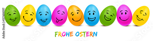 Bunte aufgereihte Ostereier mit fröhlichen Gesichtern - Frohe Ostern Banner
