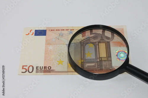 50 Euros under manifying glass