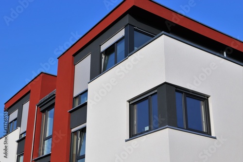 Wohnhaus mit modernem Fassadenanstrich photo
