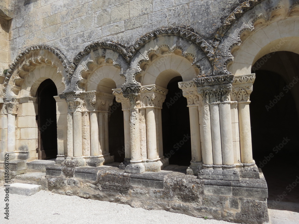 Charente-Maritime - Abbaye de Trizay - Extérieur de la salle capitulaire
