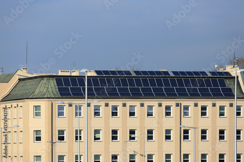 budynek mieszkalny z panelami słonecznymi na dachu.