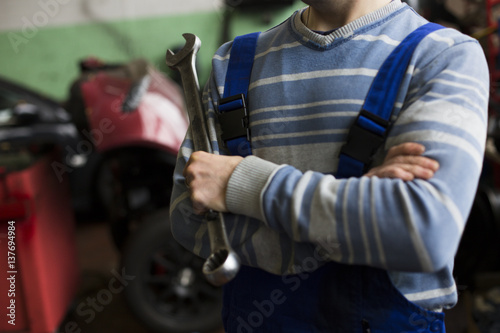 Ein Mechniker in der Werkstatt repariert das Auto