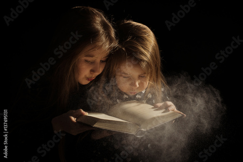 dziewczynki z zakurzoną książką