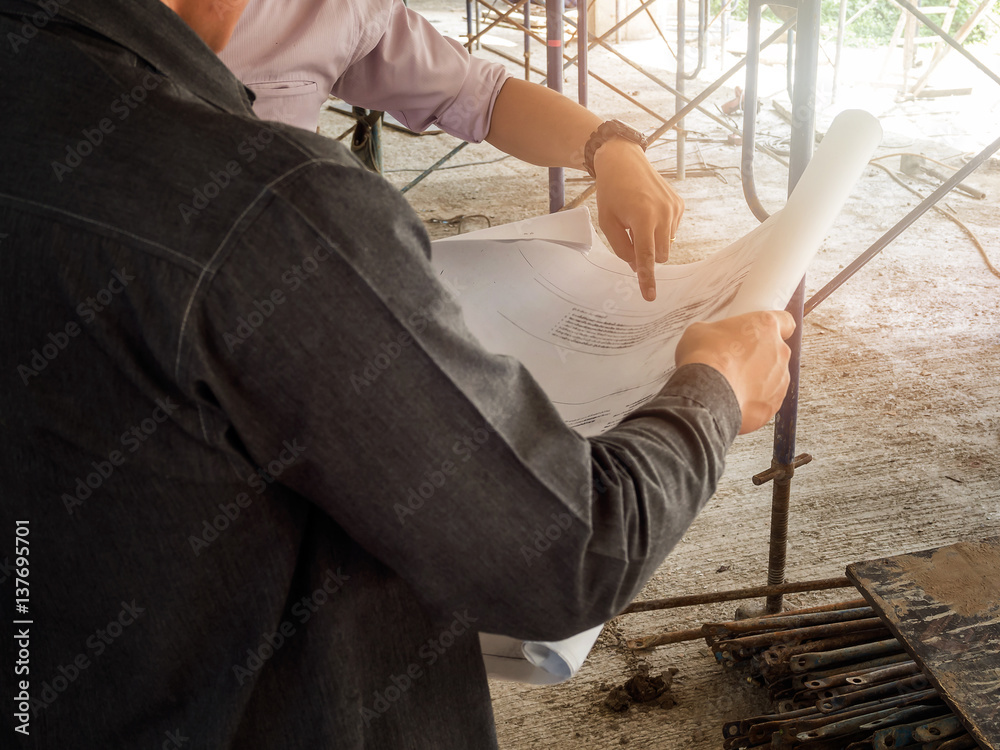 Fototapeta premium Engineer discussing with foreman about project in building construction site