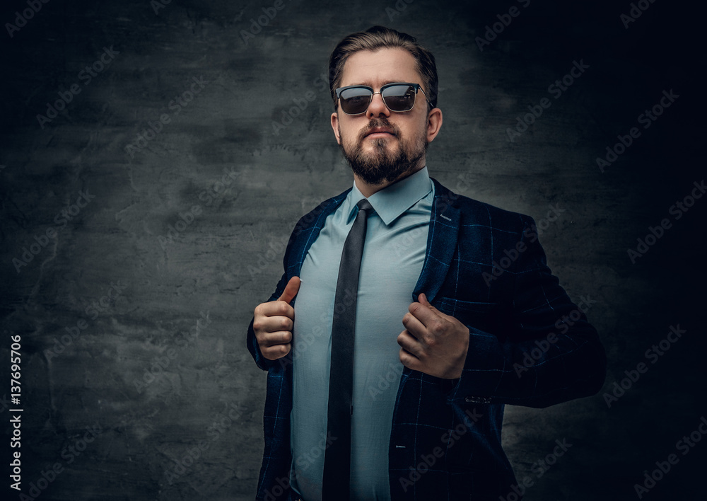 Fototapeta premium A man dressed in a jacket, bow tie and sunglasses.