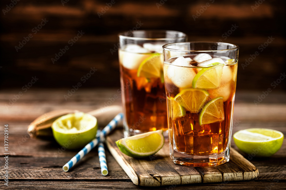 Fotografia do Stock: Cuba Libre or long island iced tea cocktail with  strong drinks, cola, lime and ice in glass, cold longdrink | Adobe Stock